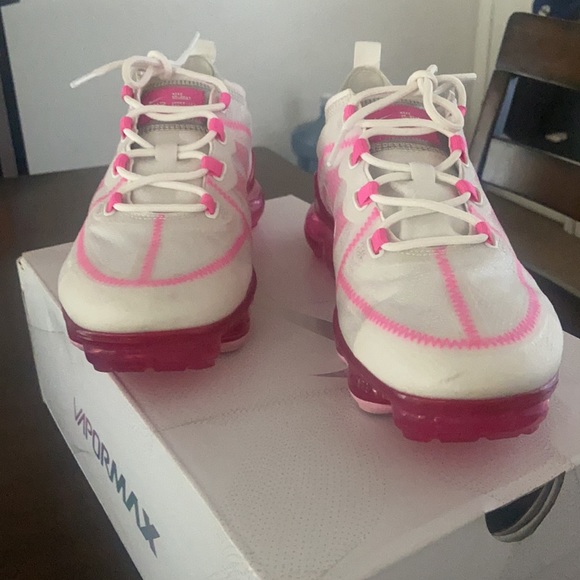 Vapormax shoes slightly worn in good condition. - Picture 2 of 4